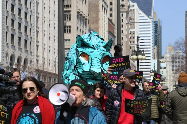 AFSCME members at the Art Institute of Chicago picket for a fair contract.