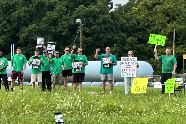 Shawnee members picket